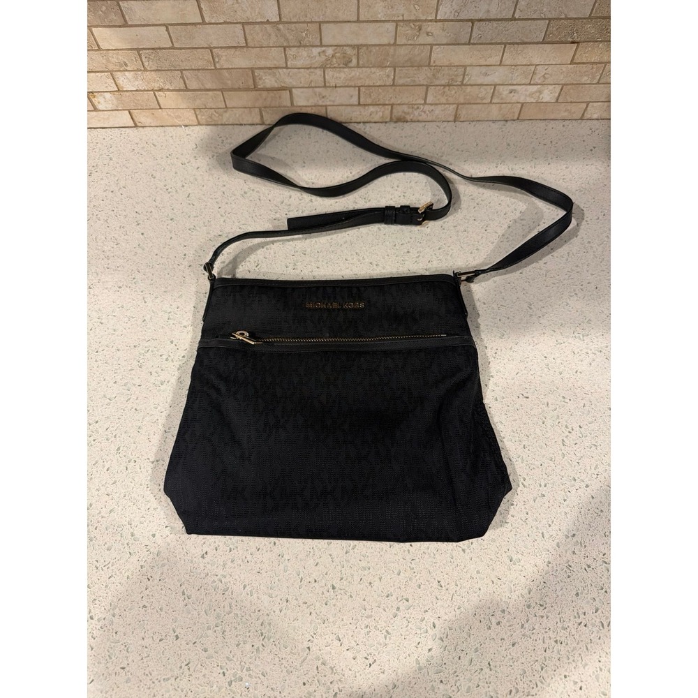 Michael Kors Kempton Medium Messenger Bag